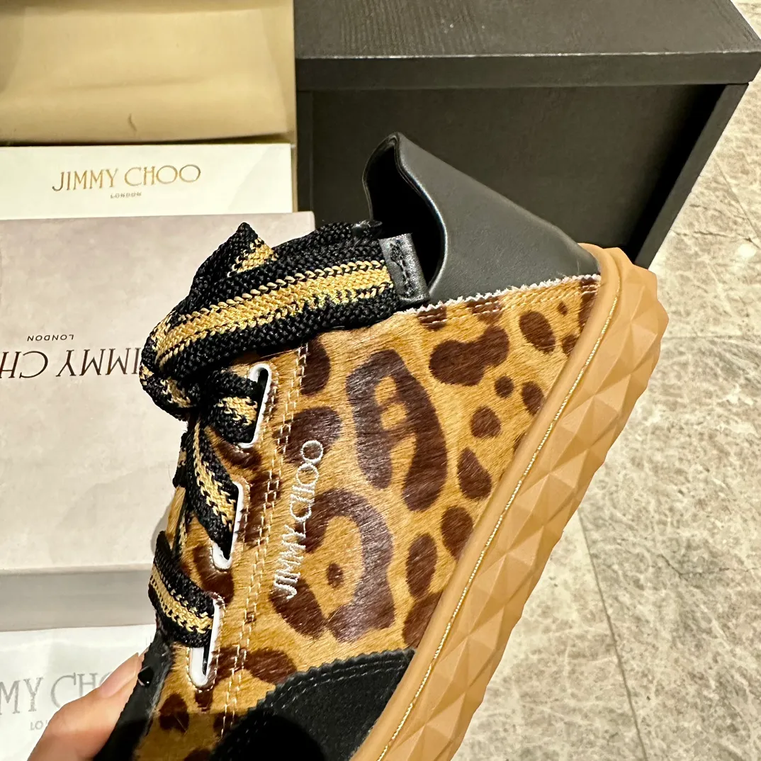 👟👟Ex-factory price 640👟👟 The new JIMMY CHOO, exclusively for sale, original large-soled casual white shoes, designed with the latest technology, strong three-dimensional effect👍The integration of multiple technologies, subverting fashion, super stylish! The combination is super beautiful. The original version is 1:1, versatile and trendy, both salty and sweet! New layout Size: 35-40